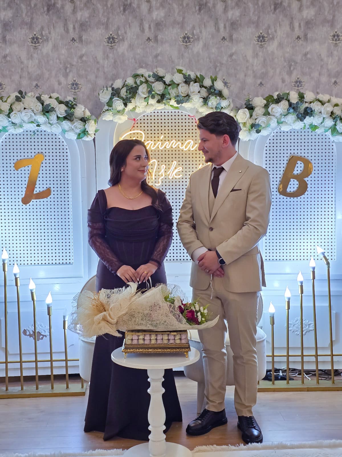 Zeynep ile Burakcan nişanlarında birbirlerine gülümseyerek bakıyor