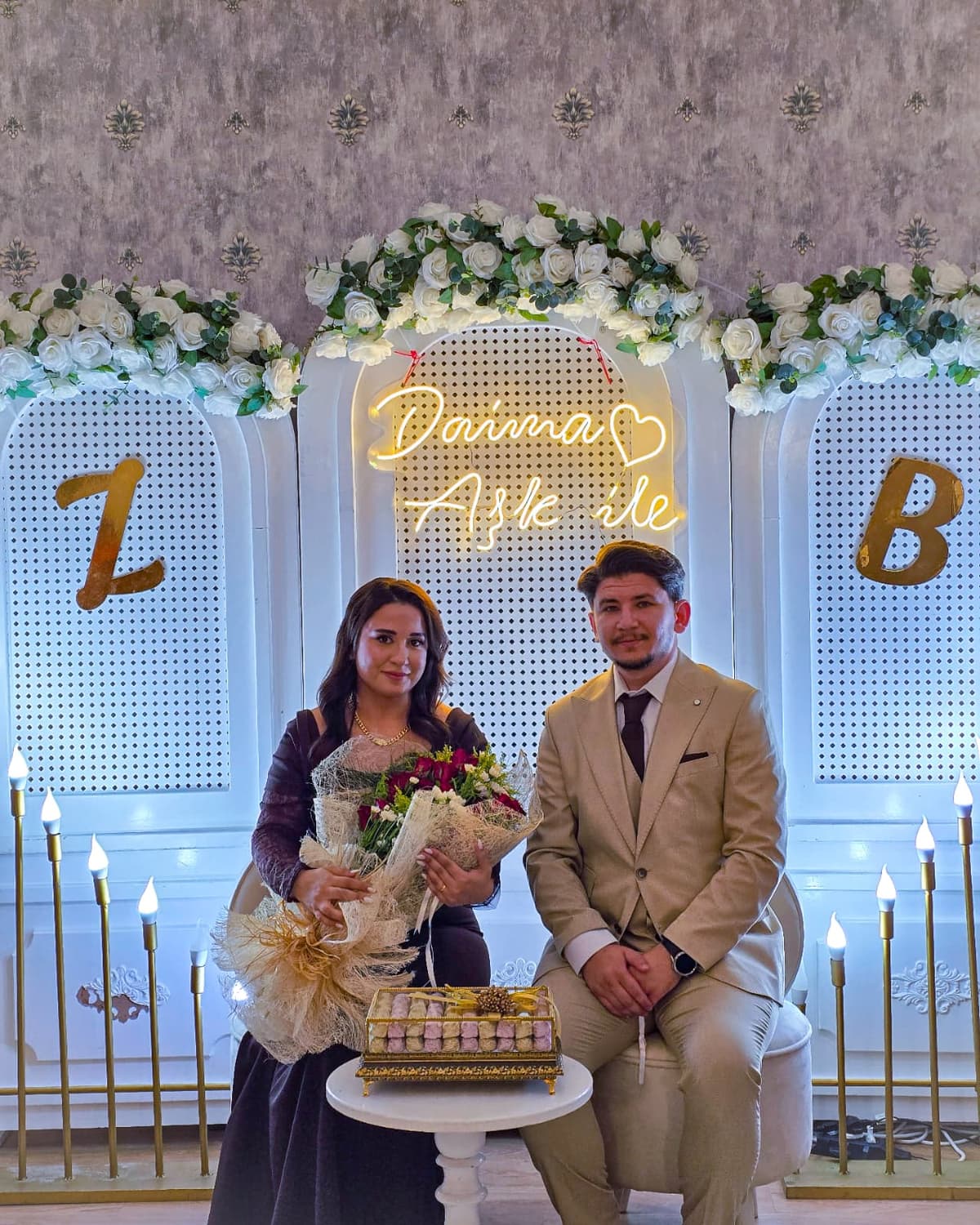 Zeynep ile Burakcan nişan masasında yan yana oturuyor