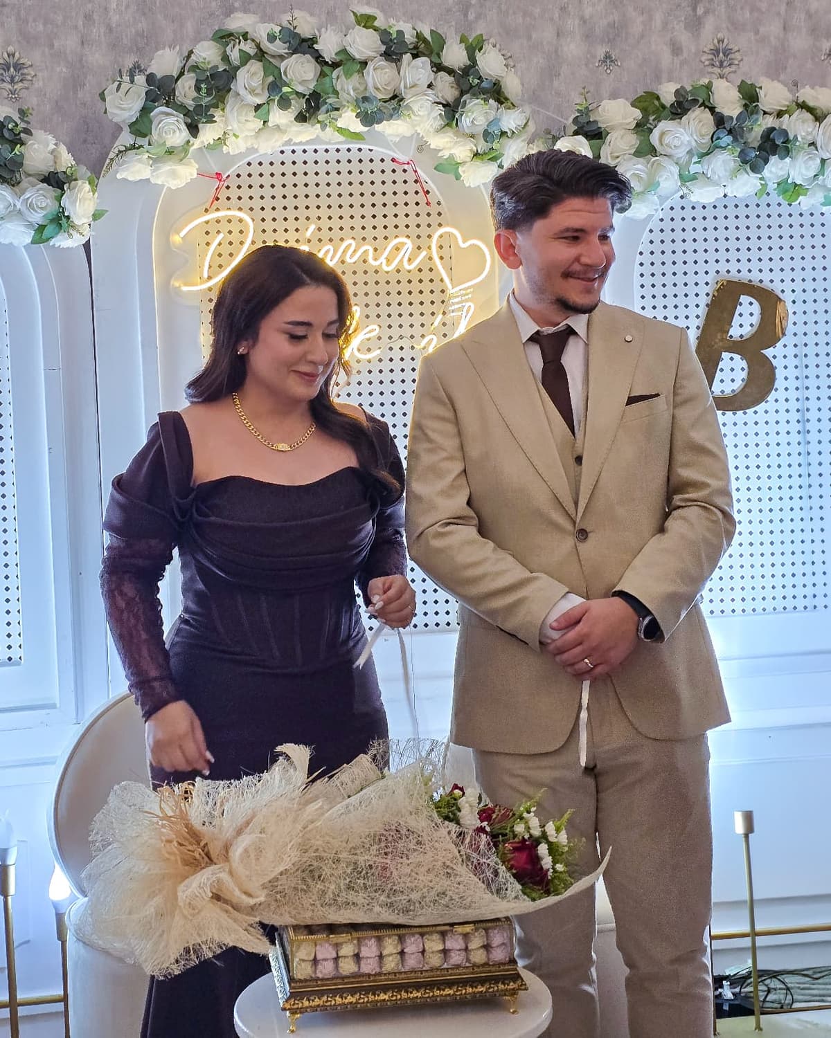 Zeynep ile Burakcan yan yana gülümsüyor